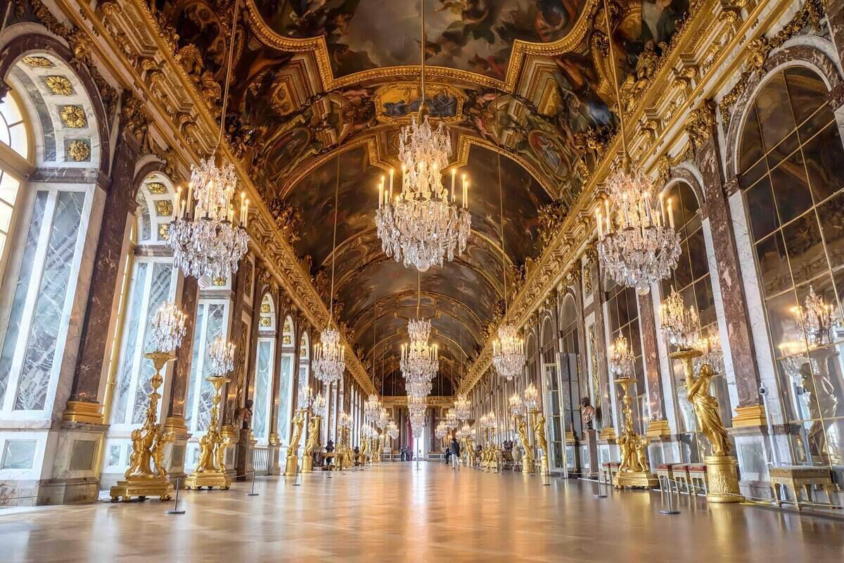 Hall of Mirrors in the palace of Versailles